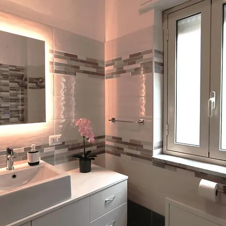 - Elegance By The Sea Apartment